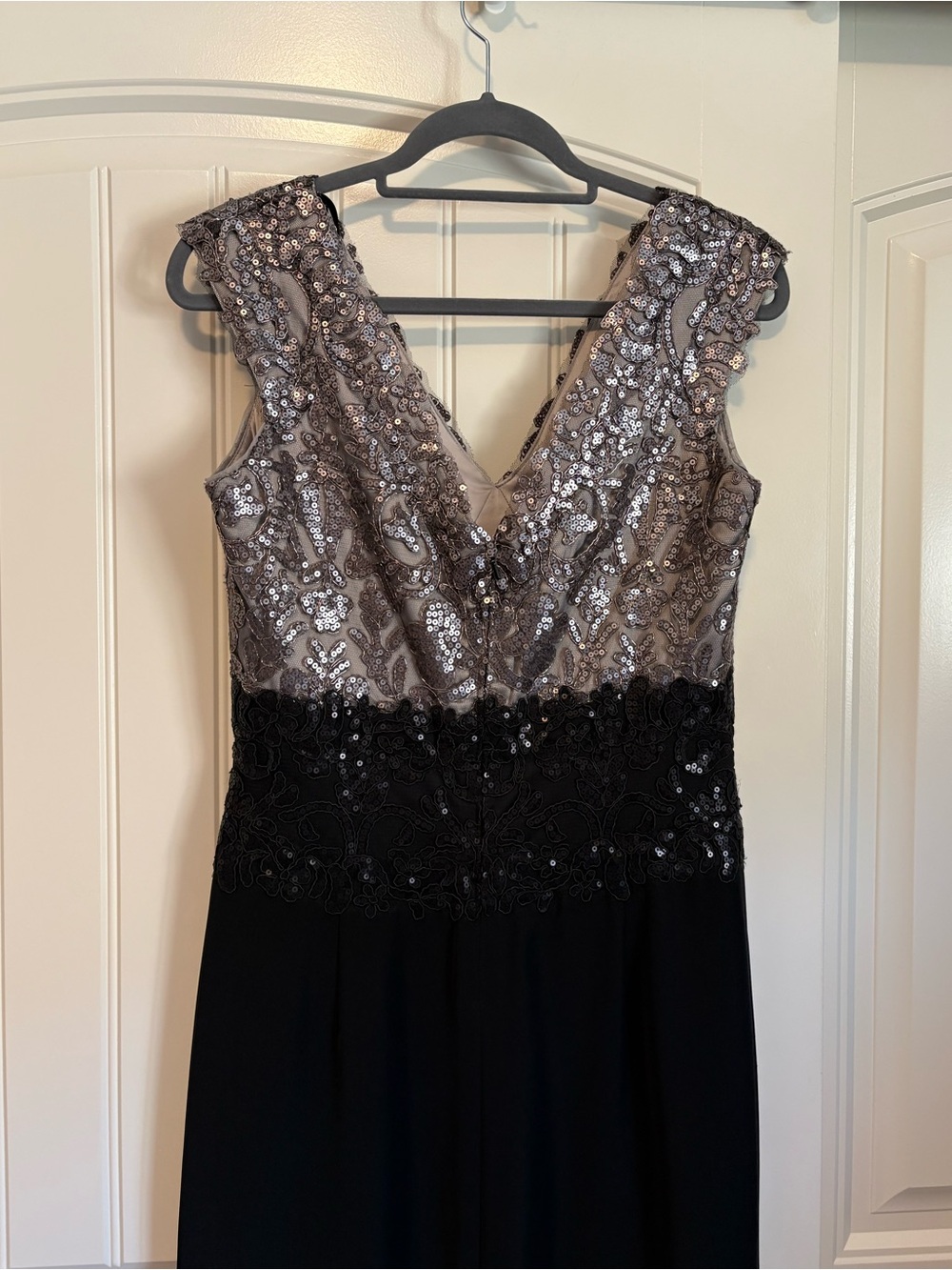 TADASHI SHOJI Pearl Grey Black Two-Tone Sequin Lace Bodice Maxi Gown Dress sz 8 - Picture 7 of 13